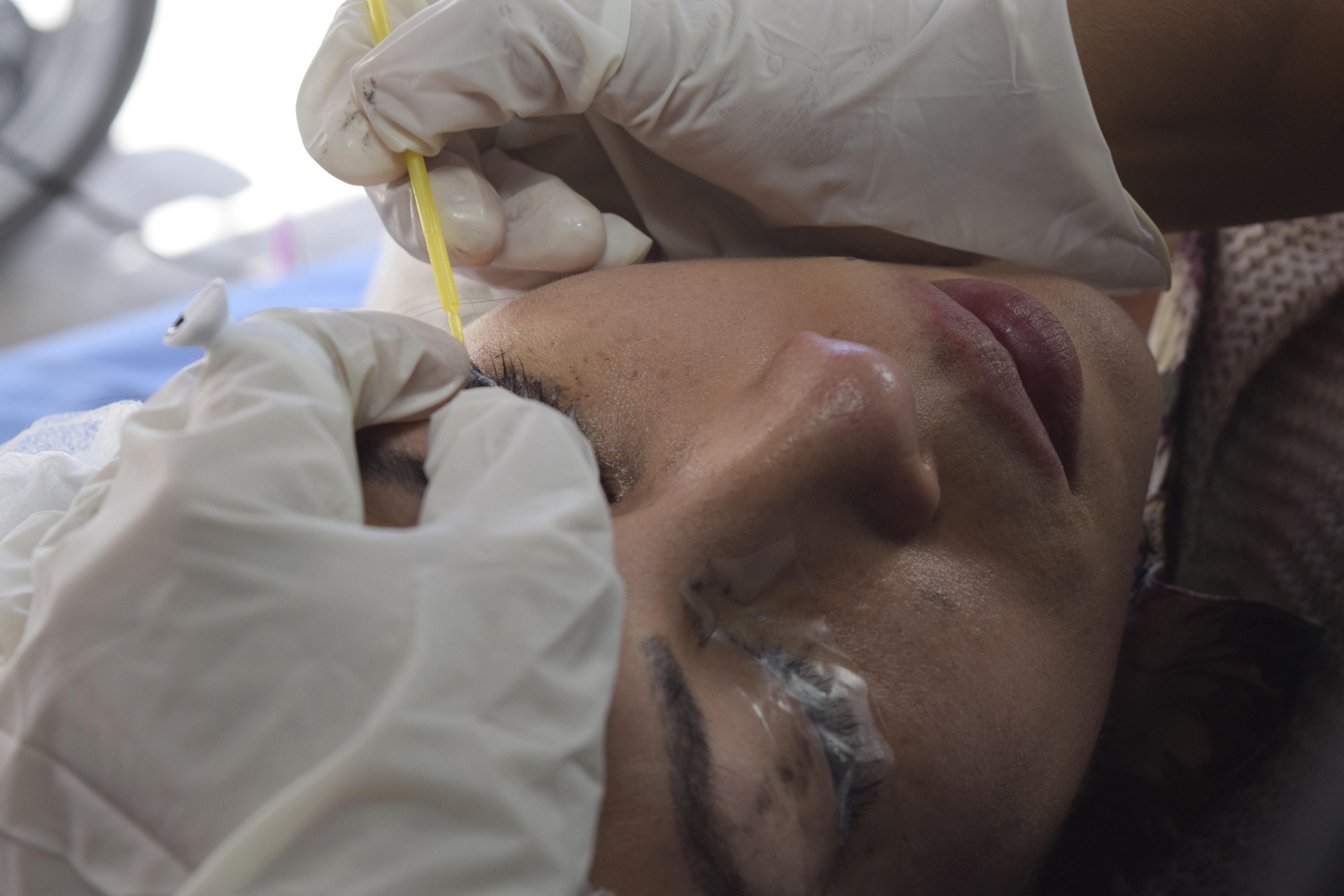 Microblading uygulaması sırasında kaş bölgesinin yakın görünümü